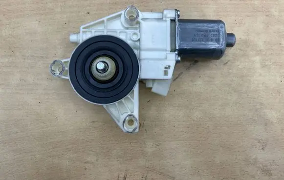 Mercedes-Benz E W212 Front door window regulator motor A2129066802