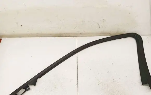 Mercedes-Benz C AMG W204 Front door glass trim molding A2047250271