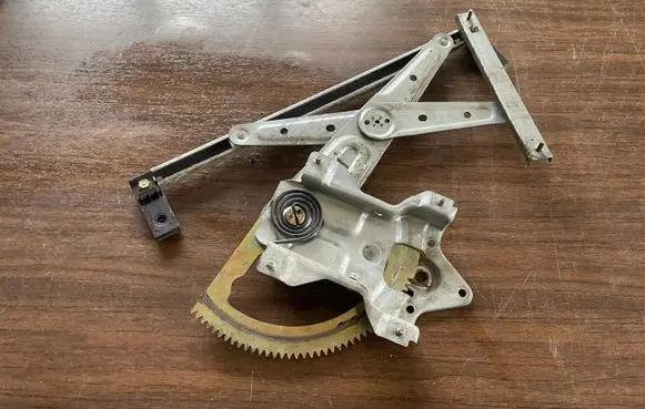 KIA Sorento Rear window lifting mechanism without motor