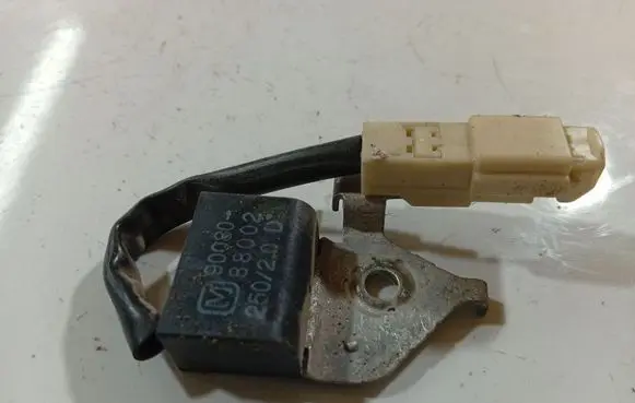 Toyota Avensis T250 Other relay 9008088002