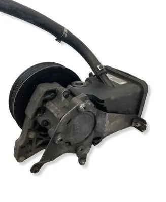 BMW 5 E60 E61 Power steering pump 7693974