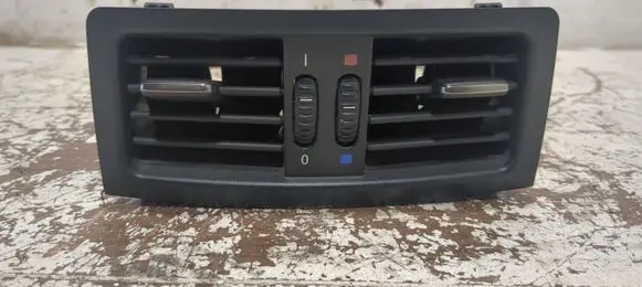 BMW 5 E60 E61 Rear air vent grill 7129556