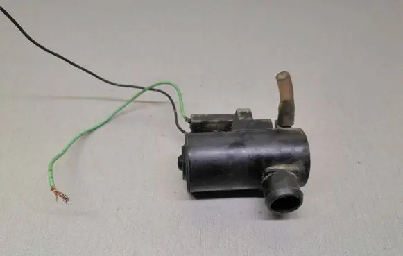 Subaru Forester SF Windscreen/windshield washer pump