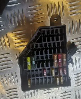 Volkswagen PASSAT B6 Fuse box cover 3C088020204E