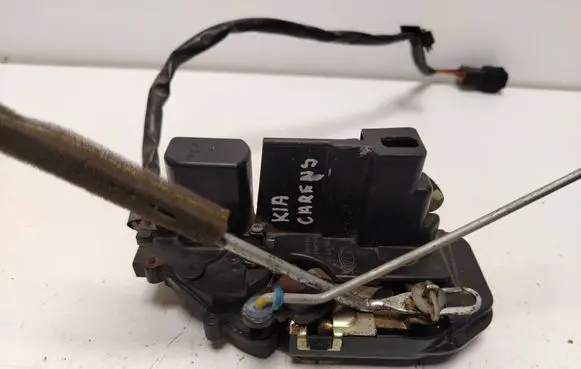 KIA Carens I Front door lock