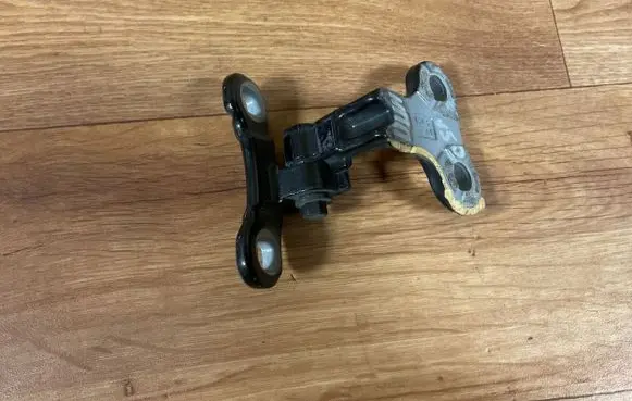 Volvo V50 Front door lower hinge 30784890 A046572