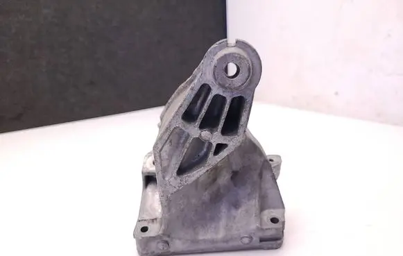 Engine mounting bracket