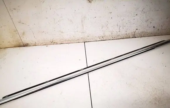 Volkswagen Jetta V Front door glass trim molding 1K5837475B