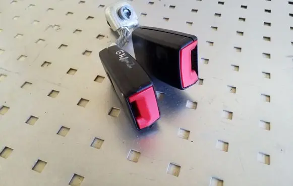 Middle seatbelt buckle (rear)