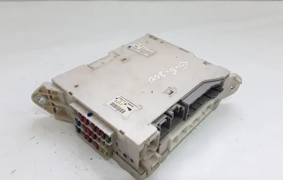 Lexus GS 300 350 430 450H Fuse module 8273030281 5G060491