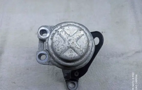 Volvo V60 Engine mount bracket
