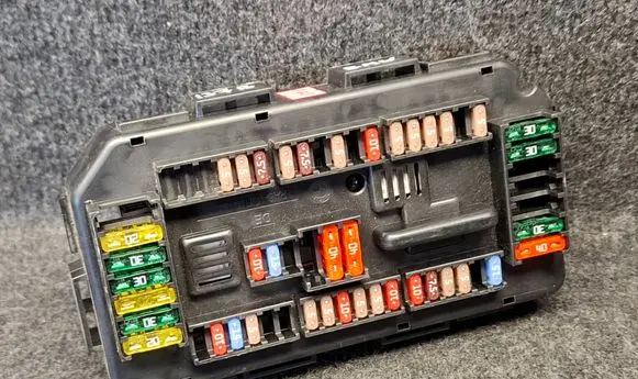 BMW 1 F20 F21 Fuse module 9337879 933787901 19451000001