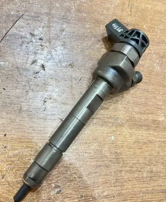 BMW 3 E90 E91 Fuel injector 7810702 0445110382