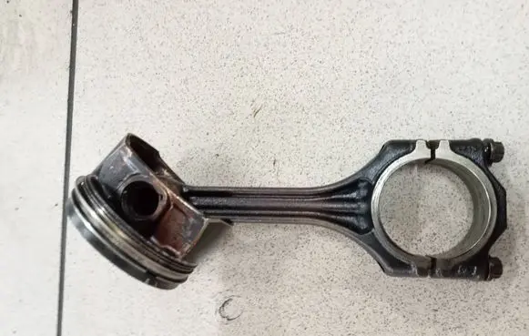 Volkswagen Golf VII Piston with connecting rod 76L92