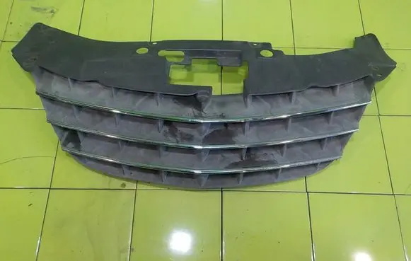 Chrysler Sebring (JS) Front bumper upper radiator grill SP210