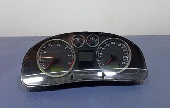 Volkswagen PASSAT B5.5 Speedometer (instrument cluster) 3B0920827