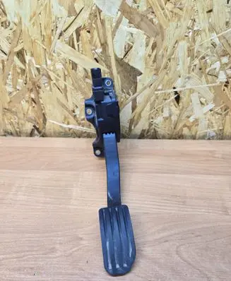Accelerator throttle pedal