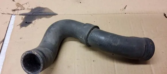 Engine coolant pipe/hose