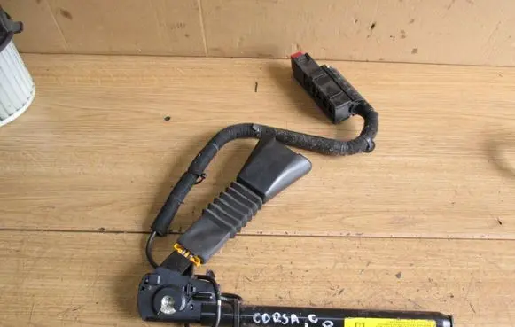 Opel Corsa C Front seatbelt buckle 09114885 09114895 L2003242001