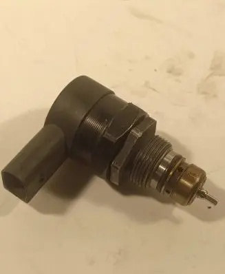 BMW 5 E60 E61 Fuel pressure regulator 0281002738 21993748 210406