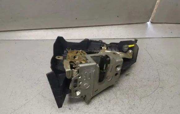 Mercedes-Benz C W202 Rear door lock 2027300535 2027330308