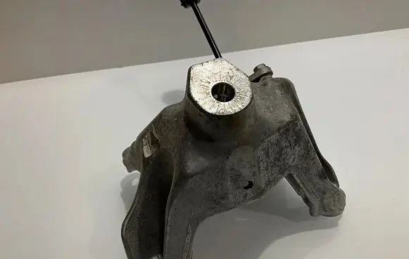 Engine mounting bracket