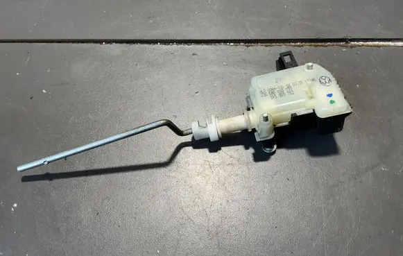 Volkswagen Golf Plus Fuel tank cap lock motor 5M0810773 1K5959782