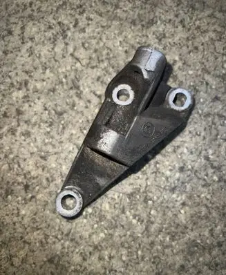 BMW 5 E39 Engine mounting bracket 7787942