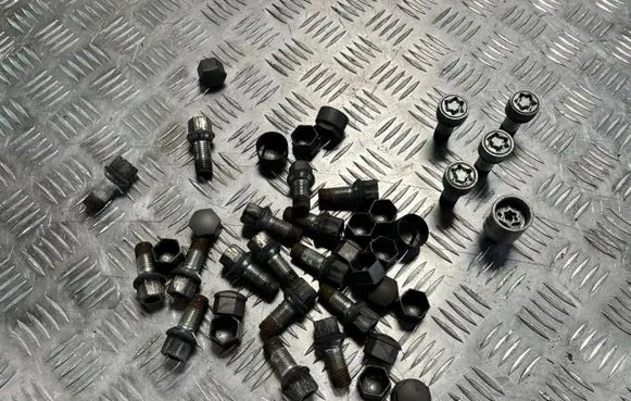 Skoda Superb B8 (3V) Anti-theft wheel nuts and lock VW24233