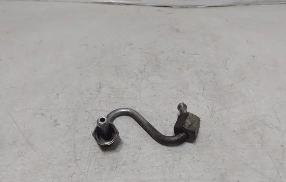 Volkswagen PASSAT B7 Fuel injector supply line/pipe 