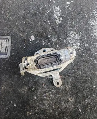 Opel Zafira C Engine mount bracket