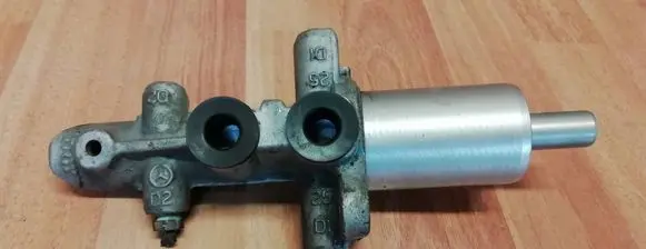 Mercedes-Benz CLS C219 Master brake cylinder A0064301301 A0064301701 5655