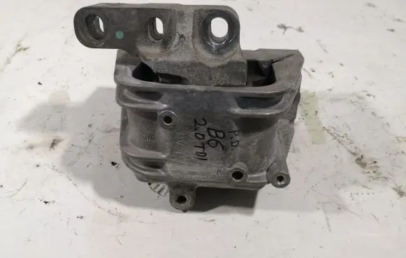 Volkswagen PASSAT B6 Engine mount bracket 1K0199262