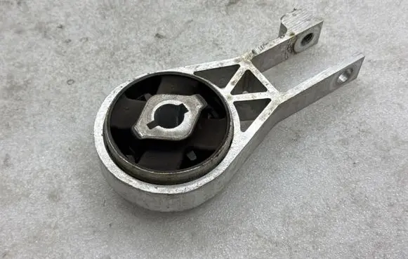 Fiat 500E Engine mount bracket 005213842800 5213842800