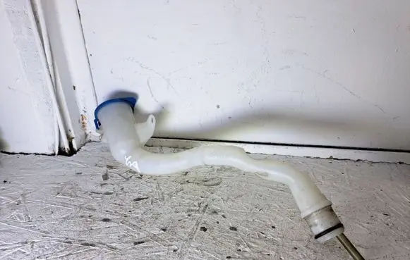 Volvo XC60 Window washer liquid tank fill tube 30784333 E1010071 E11015100