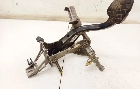 Volkswagen PASSAT B5 Brake pedal 8D1721140C