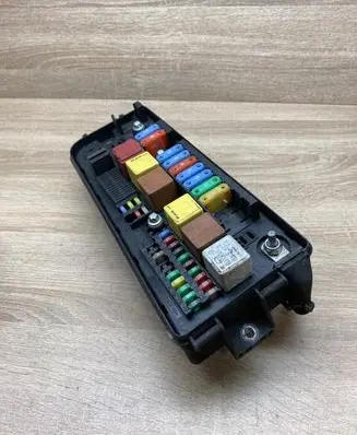 Opel Vectra C Fuse module 13198102