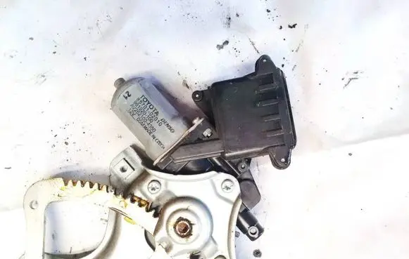 Toyota Avensis T270 Front door window regulator motor 8570102010 85701-02010