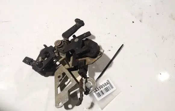 Volkswagen PASSAT B5 Tailgate exterior lock 3B0827297