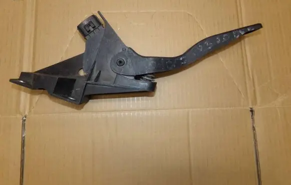 Ford Mondeo Mk III Accelerator throttle pedal 2S719F836CA
