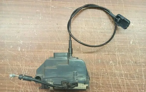 Renault Megane II Front door lock 