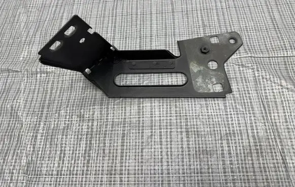 Maserati Grecale Fender mounting bracket C400