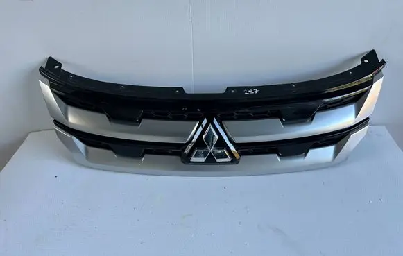 Mitsubishi Outlander Front bumper upper radiator grill 7450B303