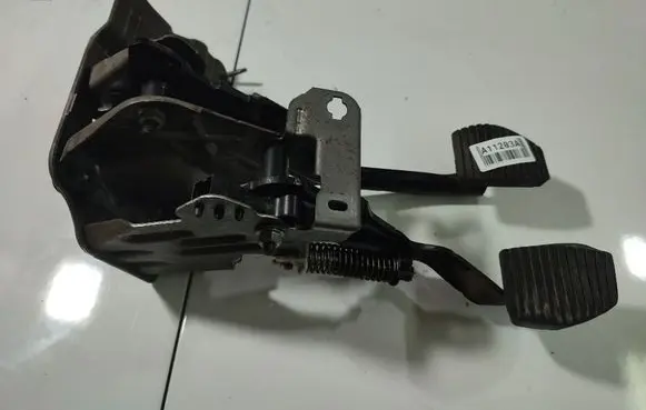 Peugeot 207 Clutch pedal 84PHRA0452681