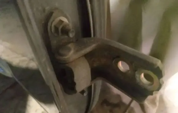 Nissan Quest Front door upper hinge
