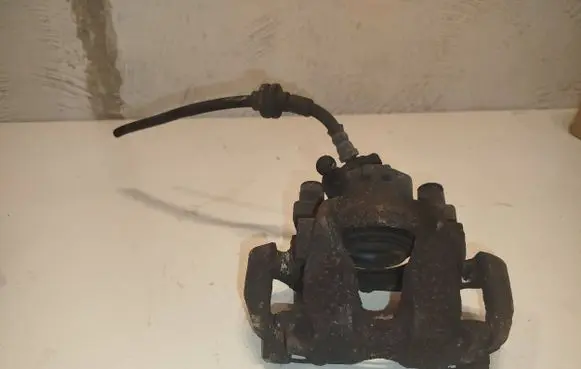 Renault Twingo III Front brake caliper 