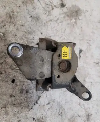 Toyota Avensis T250 Engine mount bracket