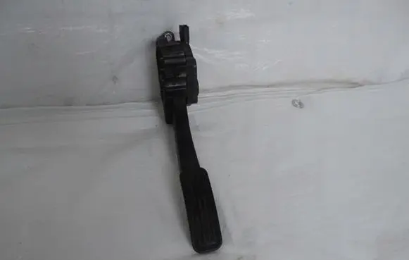 Ford Fusion II Accelerator throttle pedal DG9C-9F836-AB