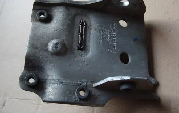 BMW 5 F10 F11 Radiator mount bracket 7186513