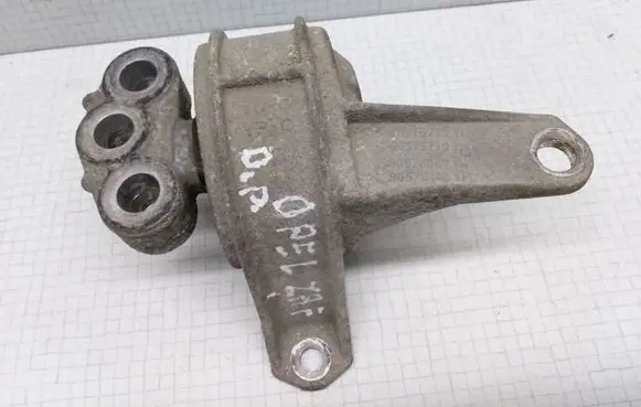 Opel Zafira A Engine mount bracket 90575722YL 90575779YM 90578049YN